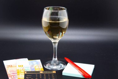 İsviçre frangı, şarap, hesap makinesi, çıkartma, kalem, metin yazısı, başarılı sipariş, başarılı anlaşma