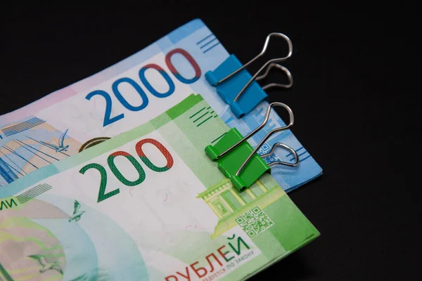 Russische Banknoten Zweihundert Zweitausend Rubel Farbige Büroklammern Blau Und Grün — Stockfoto