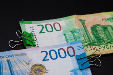 Rus banknotları 200, 2000 ruble, mavi ve yeşil renkli ataçlar.