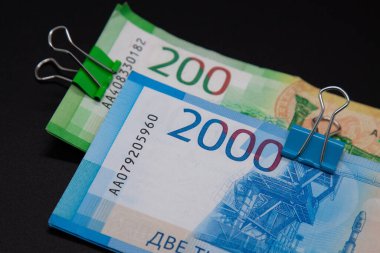 Rus banknotları iki yüz, iki bin ruble, renkli ataçlar banknot rengi, mavi ve yeşil, ahenk