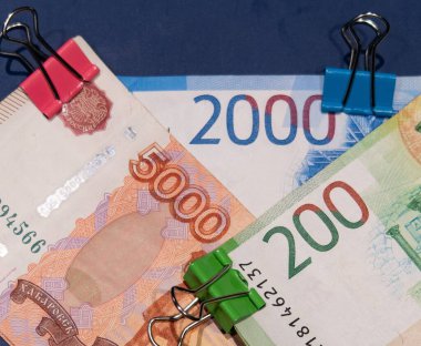 Rus banknotları iki yüz, beş bin iki bin ruble, renkli ataç tonlarında, üçgen şeklinde.