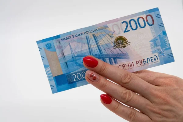 Eine Weibliche Hand Hält Eine Russische Banknote Höhe Von Zweitausend — Stockfoto