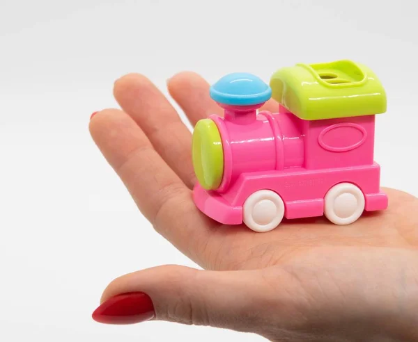 おもちゃの機関車は女性の手のひらにシャープになります 旅行の夢隔離は終わる — ストック写真