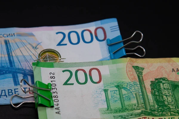 Grüne Russische Banknoten Zweihundert Rubel Mit Grüner Büroklammer Liegen Auf — Stockfoto