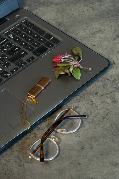 Gafas Flash Drive Flor Teclado Fondo Oscuro Estado Ánimo Freelancer — Foto de Stock