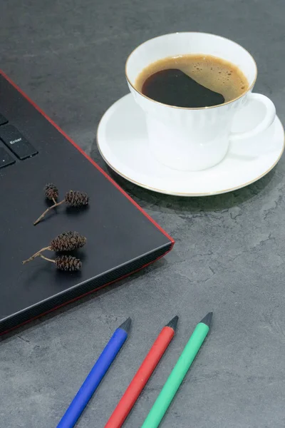 Una Taza Café Lápices Colores Junto Cono Aliso Teclado Haciendo — Foto de Stock