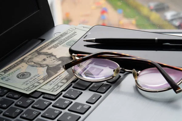 Notas Americanas Vinte Dólares Telefone Celular Óculos Caneta Teclado Ganhando — Fotografia de Stock