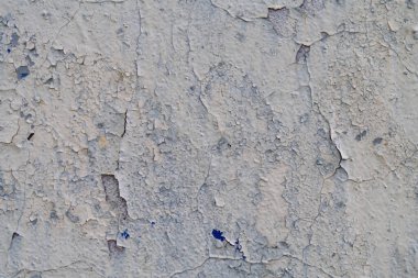 Düz alçılı yüzey, ince kabuklu boya dokusu.