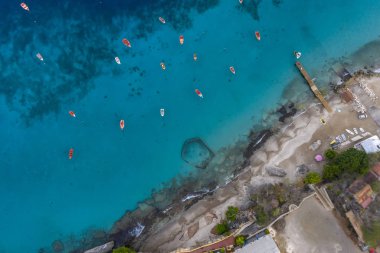 Karayip Denizi 'ndeki Curacao kıyılarının havadan görünüşü turkuaz su, uçurum, sahil ve Westpunt çevresindeki güzel mercan kayalıkları.