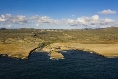 Karayip Denizi 'ndeki Curacao kıyılarının havadan görünüşü turkuaz su, uçurum, sahil ve Boka Yükselişi etrafındaki güzel mercan resifleri.