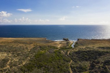 Karayip Denizi 'ndeki Curacao kıyılarının havadan panoramik manzarası. Turkuaz su, uçurum, sahil ve Boka Patrick çevresinde güzel mercan resifleri.