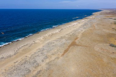 Karayip Denizi 'ndeki Curaao kıyılarının havadan görünüşü turkuaz su, uçurum, sahil ve Watamula üzerindeki güzel mercan resifleri.