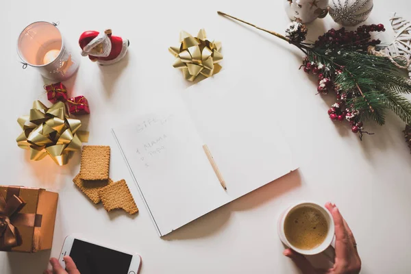 "Cadeaulijst "geschreven met een hand op notebook met nieuwe jaar decor — Stockfoto