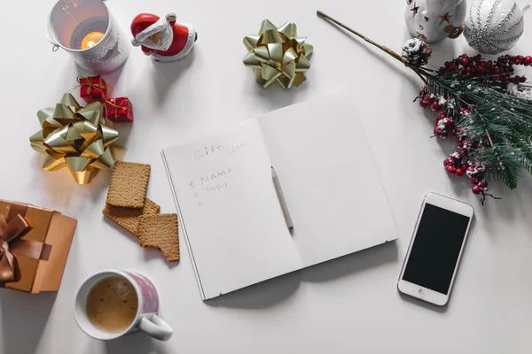 "Ajándéklista "írt egy kézzel a notebook az új év dekoráció — Stock Fotó