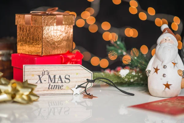 Nyår och jul deco, skrivit dess xmas tid på trä skrivbord — Stockfoto