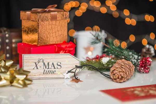 Nyår och jul deco, skrivit dess xmas tid på trä skrivbord — Stockfoto