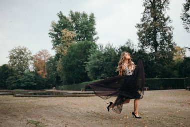 uzun siyah Abiye yolu Park'ta yürüyordunuz güzel kadın