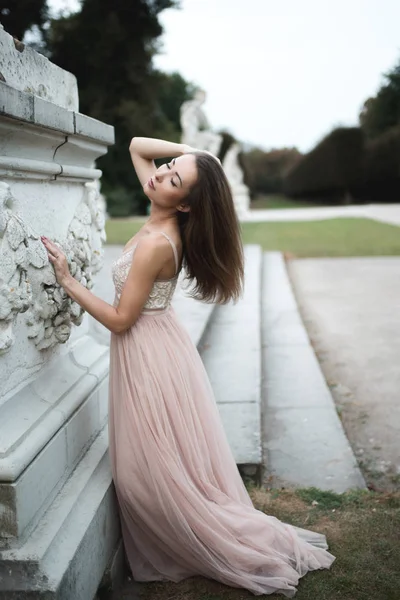 Brunett modell poserar i rosa lång chiffongklänning — Stockfoto