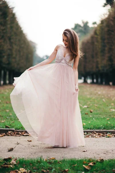 Retrato de hermosa morena en vestido largo de gasa rosa —  Fotos de Stock