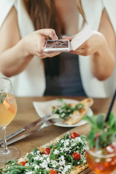 Manos de desconocidos haciendo una foto de pide turca — Foto de Stock