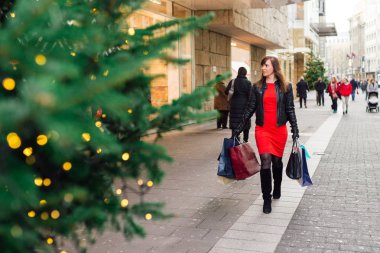 Noel alışveriş. Kırmızı elbise ve lethe güzel mutlu kadın