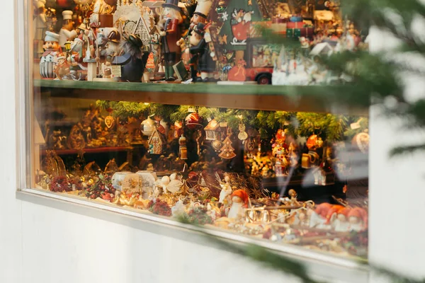 Es hora de que la Navidad presente el concepto de compra. ventana de la tienda de juguetes de Navidad —  Fotos de Stock