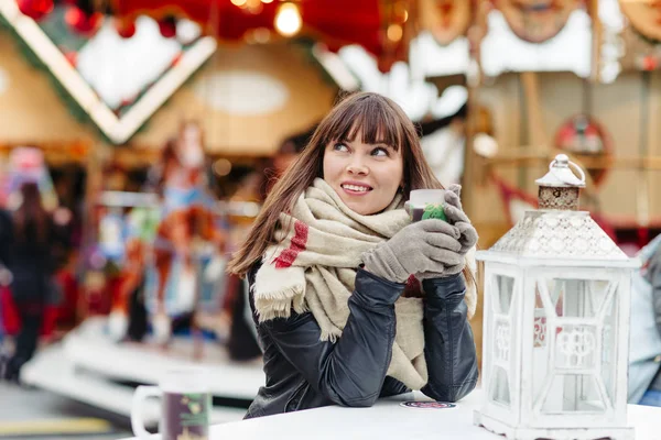 Hermosa mujer bebe vino caliente en el mercado de Navidad — Foto de Stock