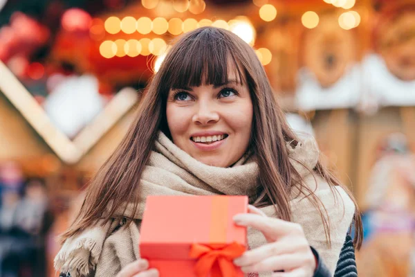 Presents on Christmas. beautiful woman holding a present box — Stock Photo, Image