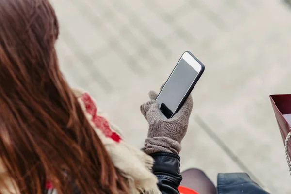 Vacker kvinna med smart telefon närbild — Stockfoto