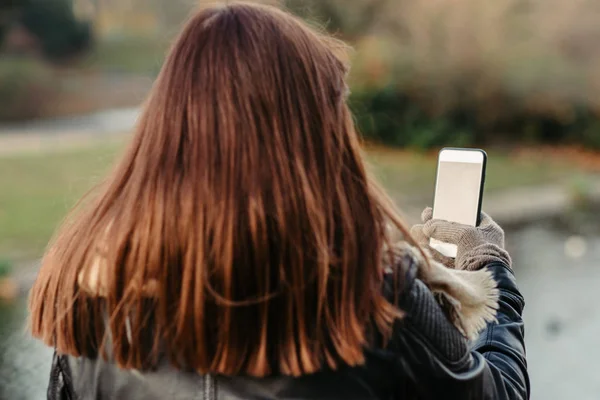 Vacker kvinna med smart telefon närbild — Stockfoto