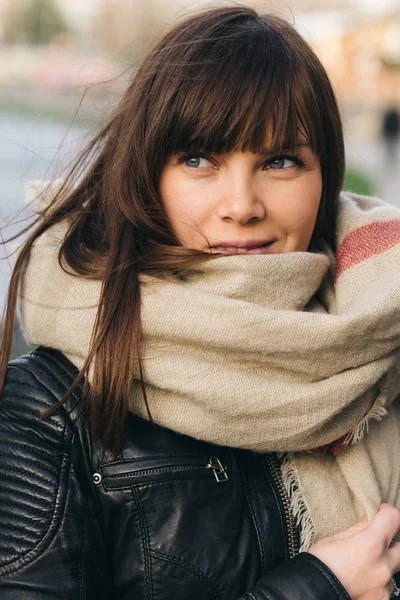 Portrait of a beautiful brunette woman outdoor — Stock Photo, Image