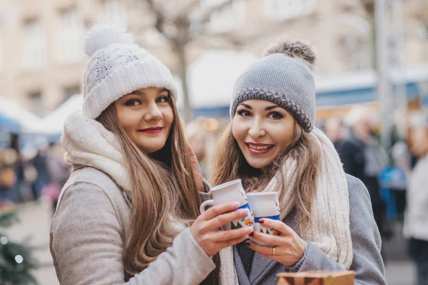 Noel deco üzerinde mulled şarap içme iki en iyi arkadaşlar 