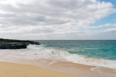 Deniz Manzaralı dağlar, bulutlar ve kayalar