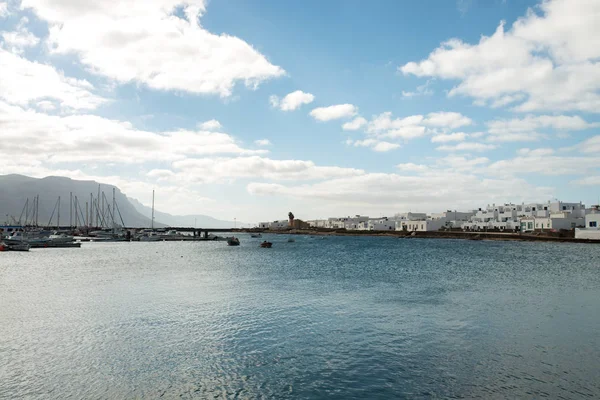 Pohled na město, moře a hory na ostrově Kanárských ostrovů — Stock fotografie