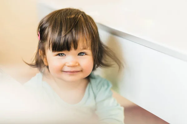 Портрет милой маленькой девочки улыбнулся — стоковое фото