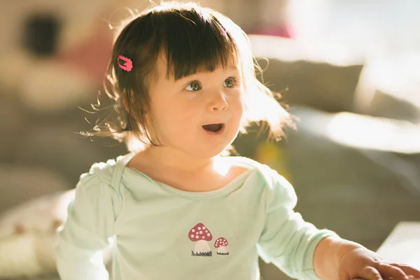 Portrett av en søt, liten jente overrasket – stockfoto