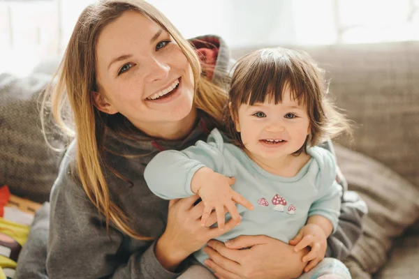 Mooie jonge moeder met schattig dochtertje — Stockfoto