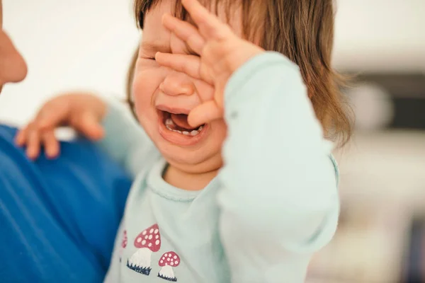 Petite fille pleurer sur les mains de papa — Photo