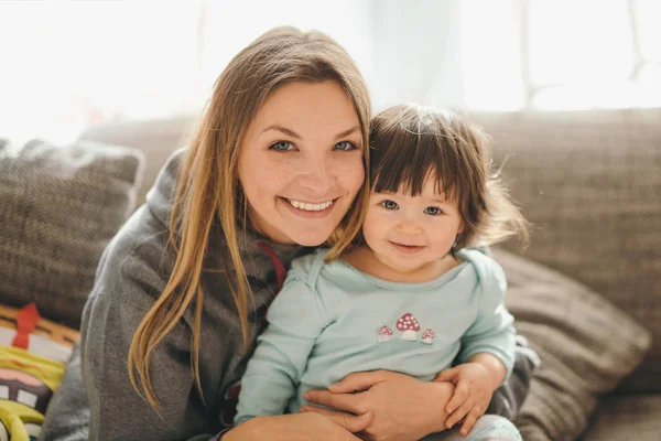 Bela jovem mãe com adorável filhinha — Fotografia de Stock