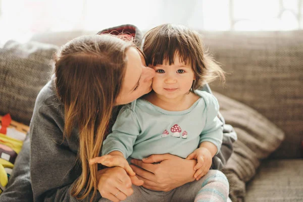 Красивая молодая мать с очаровательной маленькой дочерью — стоковое фото