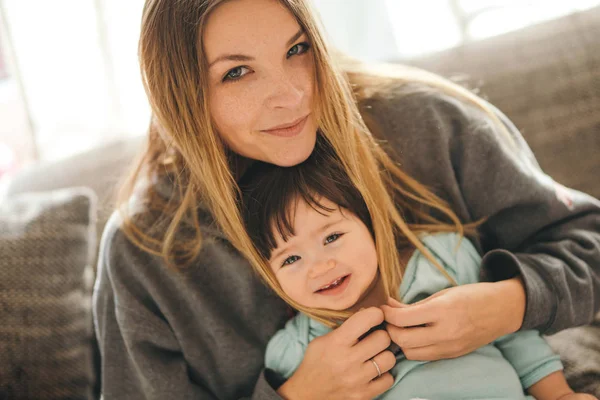 Hermosa joven madre con adorable hijita —  Fotos de Stock