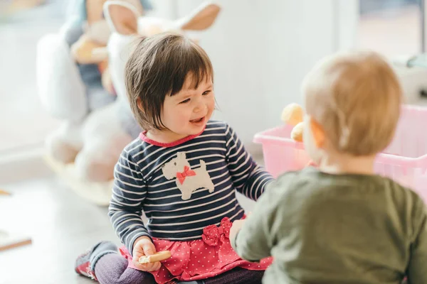 Niña y niño jugando con juguetes por la casa —  Fotos de Stock