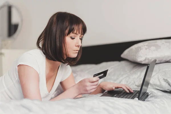 Schöne Frau mit Laptop und Kreditkarte — Stockfoto