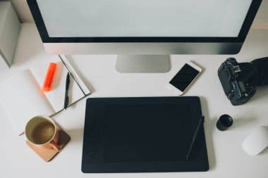 Resepsiyon üstten görünüm bilgisayar, kahve, akıllı telefon, tablet, n ile çalışmak