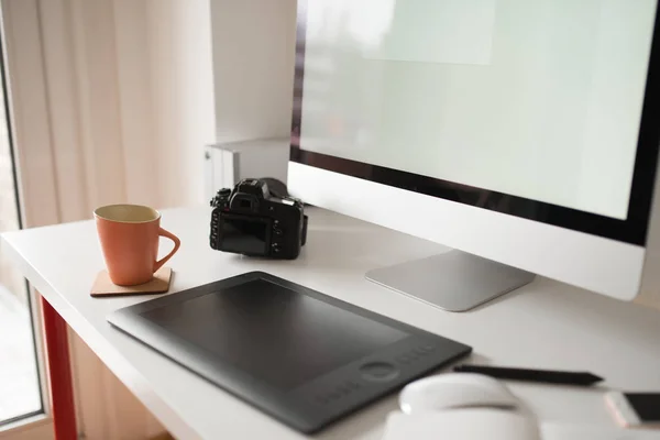 Blick auf den Schreibtisch mit Computer, Kaffee, Smartphone, Tablet, n — Stockfoto