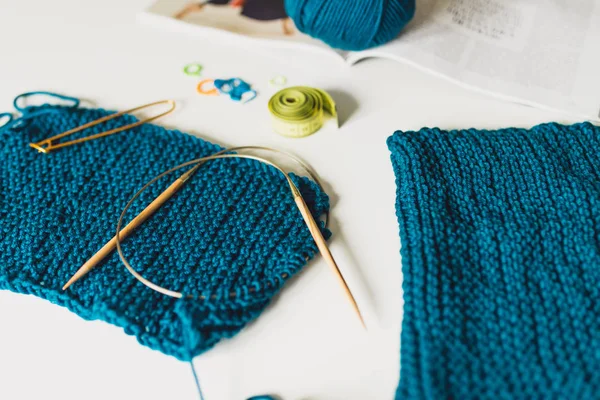 ニット、糸、テーブルの上の編み物。ニットの質感 — ストック写真