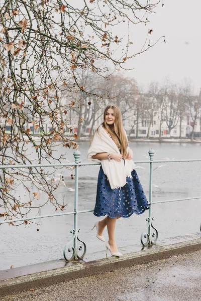 güzel kız Prenses elbise kale önünde