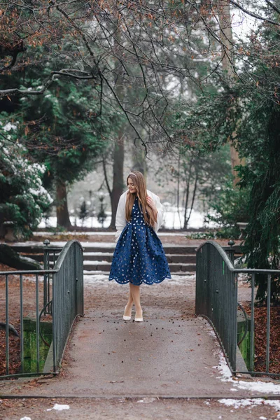 Vacker kvinna i princess klänning i park — Stockfoto