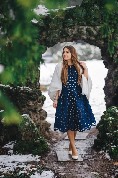 Hermosa mujer en vestido de princesa en el parque —  Fotos de Stock