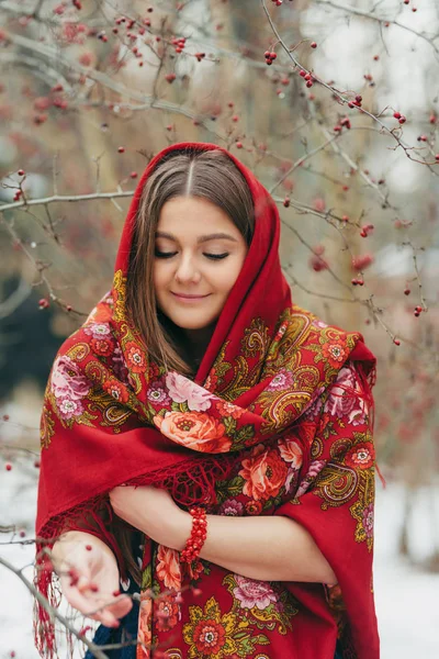 Hermosa mujer en ruso pañuelo tradicional —  Fotos de Stock